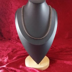 En unik Halskde med Rg Farvet krystal