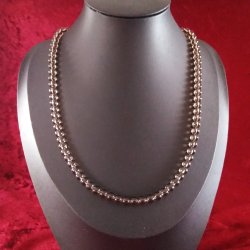 En unik Halskde med Rg Farvet krystal