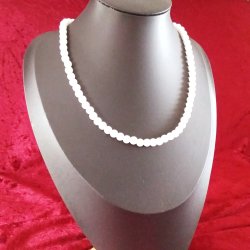Halskde med flotte Hvide blanke Agat perler.
