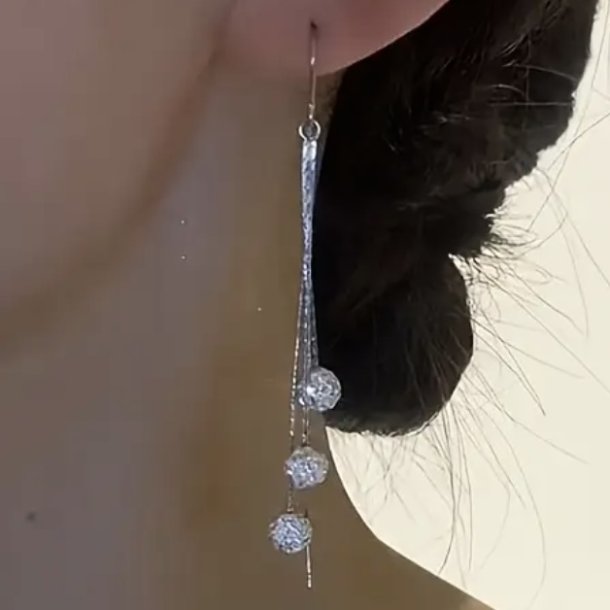 Smukke og festlige h�nge �reringe med glansfulde perler