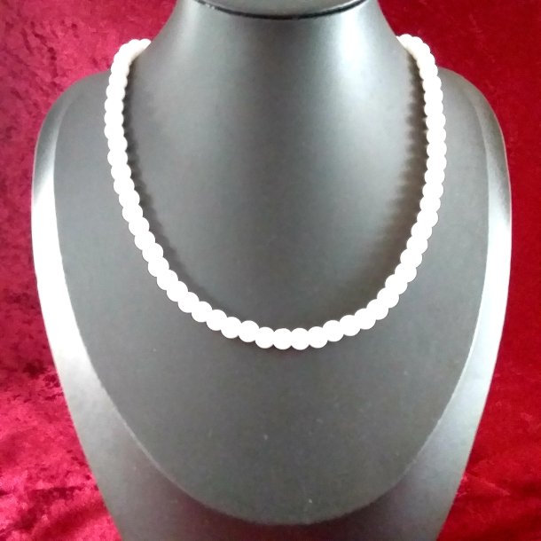 Halskde med flotte Hvide blanke Agat perler.
