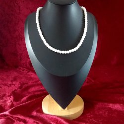 Halskde med flotte Hvide blanke Agat perler.