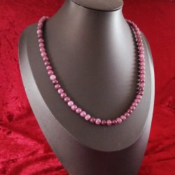 Halskde lavet af 6 mm Granat perler