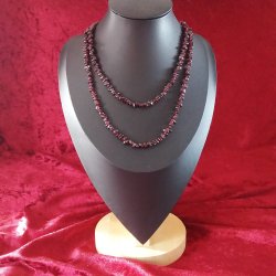 Halskden med de dyb- rde naturlige Granat