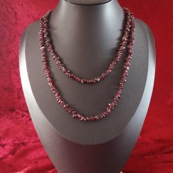 Halskden med de dyb- rde naturlige Granat