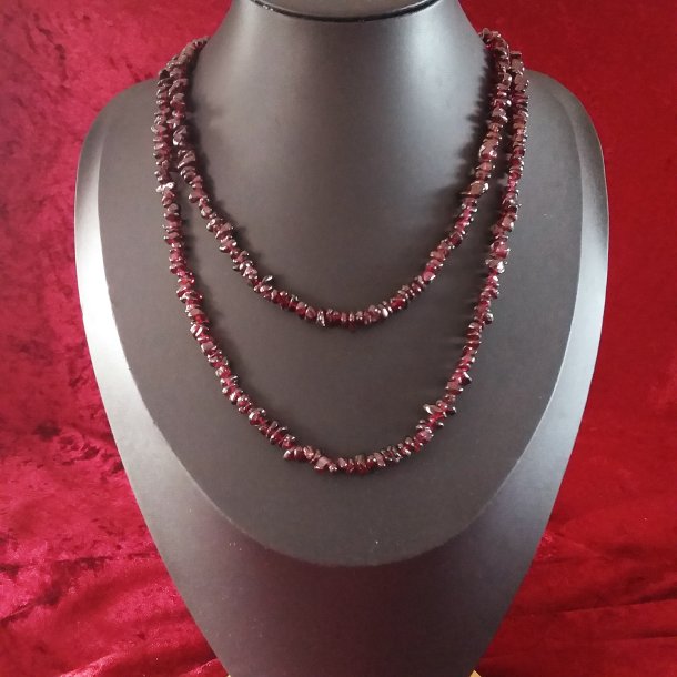 Halskden med de dyb- rde naturlige Granat