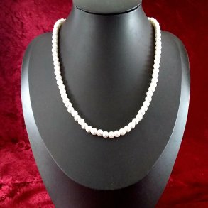 Flotte Hvide perler. En klassisk Ferskvandsperle Halsk�de