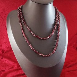 Halskden med de dyb- rde naturlige Granat