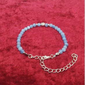 4 mm Bl� Akvamarin med charms. F�s i 3 st�rrelser