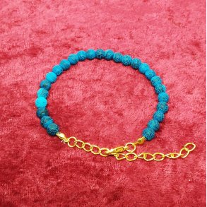 Armb�nd med de flotte 6 mm JILKOL M�rkebl� Agat perler