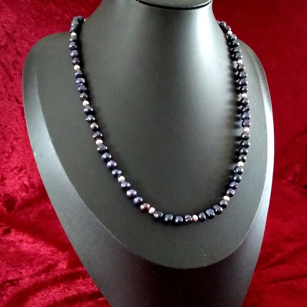 Unik halskde af Bl- Violette / sorte Ferskvandsperler 