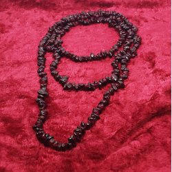 Halskden med de dyb- rde naturlige Granat