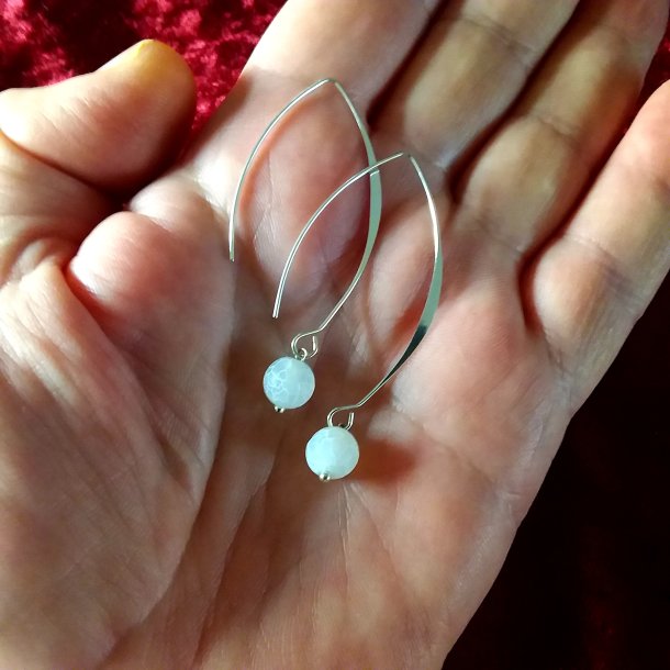 Flotte Boomerang �reringe med Hvide Onyx perler