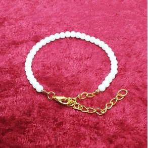 Armb�ndet med Blanke Hvid Onyx perler. F�s i 3 st�rrelser