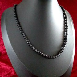 Halskden med de flotte naturlige 4 mm Lava perler