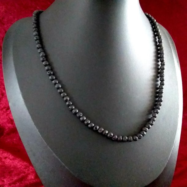 Halskden med de flotte naturlige 4 mm Lava perler