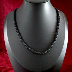 Halskden med de flotte naturlige 4 mm Lava perler