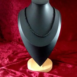 Halskden med de flotte naturlige 4 mm Lava perler