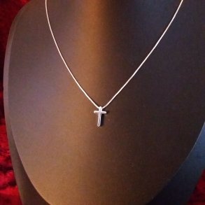 S�lvhalsk�de med et lille kors vedh�ng i s925 s�lv