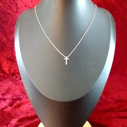 Slvhalskde med et lille kors vedhng i s925 slv