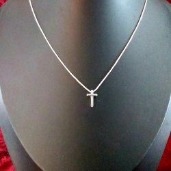 Slvhalskde med et lille kors vedhng i s925 slv