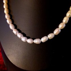 HF. Flot  Barok Ferskvandsperle halsk�de, med s925 S�lv l�s og forl�nger