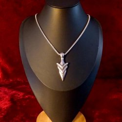 Super flot halsk�de med en tve�gget pilespids som vedh�ng