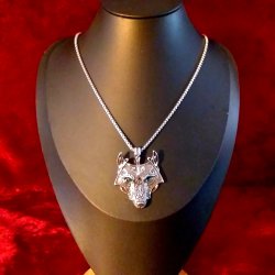 Flot halsk�de med Fenrisulven som vedh�ng