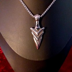 Super flot halsk�de med en tve�gget pilespids som vedh�ng