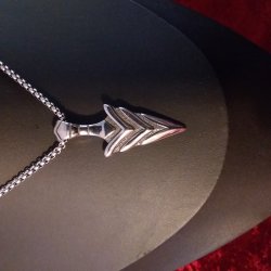 Super flot halsk�de med en tve�gget pilespids som vedh�ng