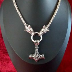 Stl- kde med Fenrisulven og Thors hammer