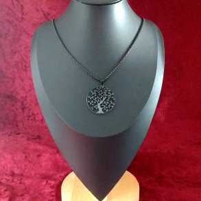 Sort k�de med Livets tr� som vedh�ng