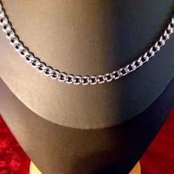 Flot og enkel S�lvfarvet st�l halsk�de