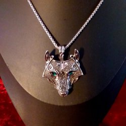 Flot halsk�de med Fenrisulven som vedh�ng