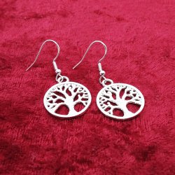 HF. Slv reringe med vedhng af " Livets Tr "