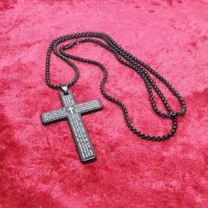 Sort kors vedh�ng med tekst og lang st�l k�de