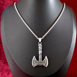 Flot k�de med tve�gget �kse-vedh�ng fra den Nordiske mytologi