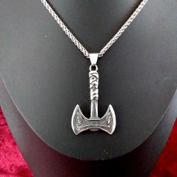 Flot k�de med tve�gget �kse-vedh�ng fra den Nordiske mytologi