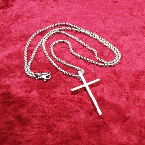 Flot s�lvbelagt st�l kors med lang k�de