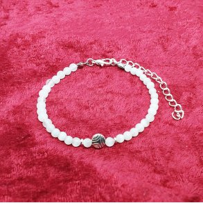 Super flot M�nestens armb�nd med charms. F�s i 3 st�rrelser