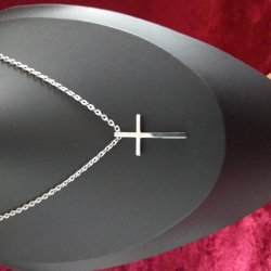 Flot st�l kors med k�de